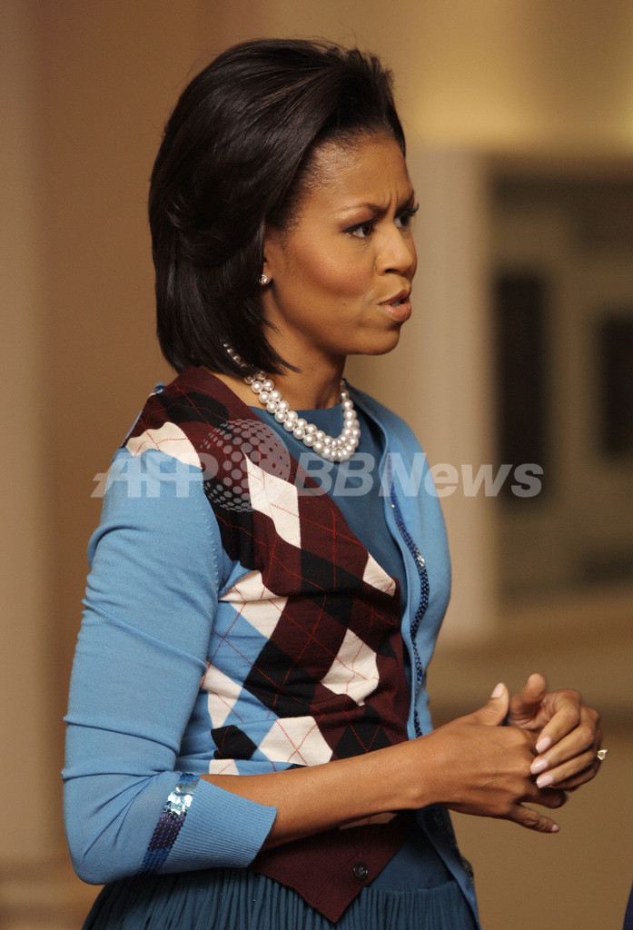 英訪問のミシェル米大統領夫人、「ジュンヤ ワタナベ」から「ジェイソン ウー」まで鮮やかな装い