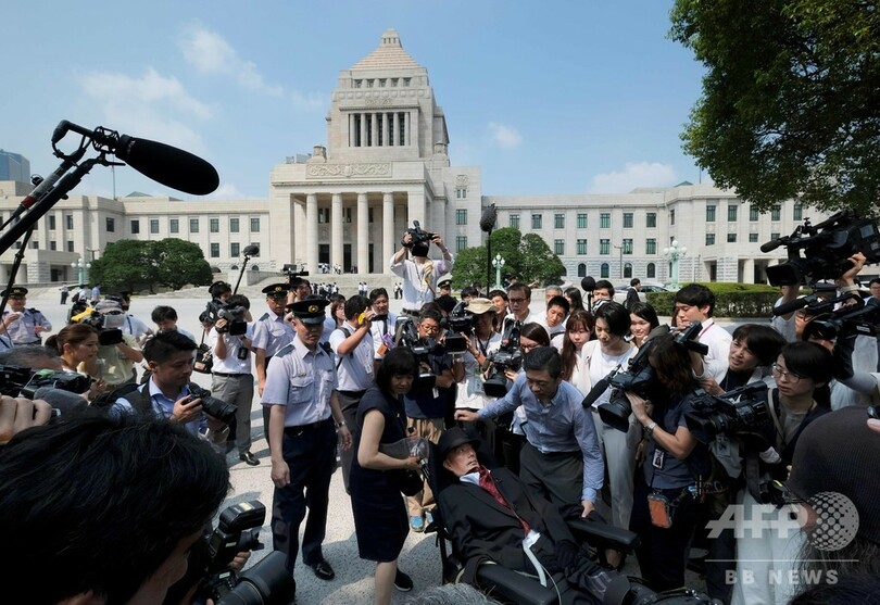 重度障害者の2議員、国会に初登院 裏口から入り直して議場へ