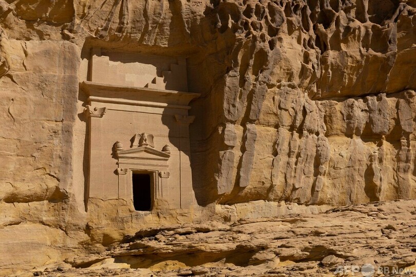 アルヒジュル古代遺跡の巨大墓石 サウジアラビア