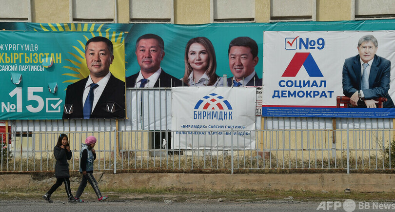 キリル文字からラテン文字への移行は「時期尚早」 キルギス大統領