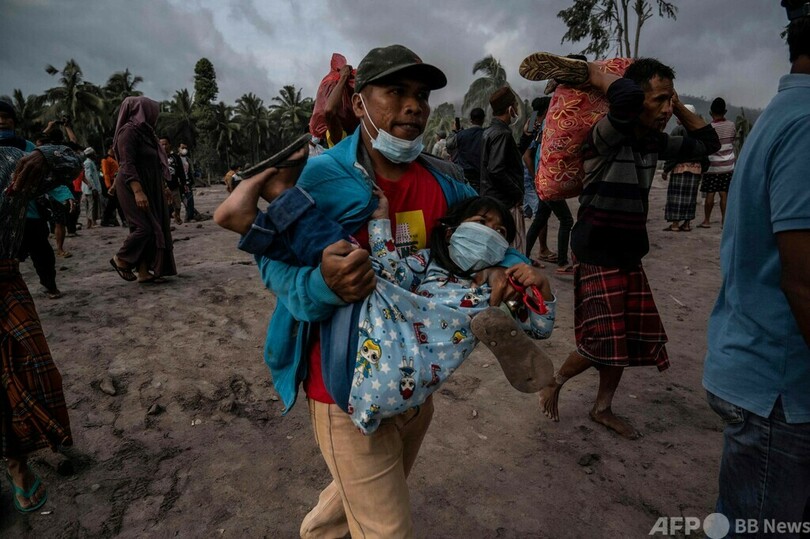 インドネシア火山噴火、死者22人に 再噴火で捜索難航