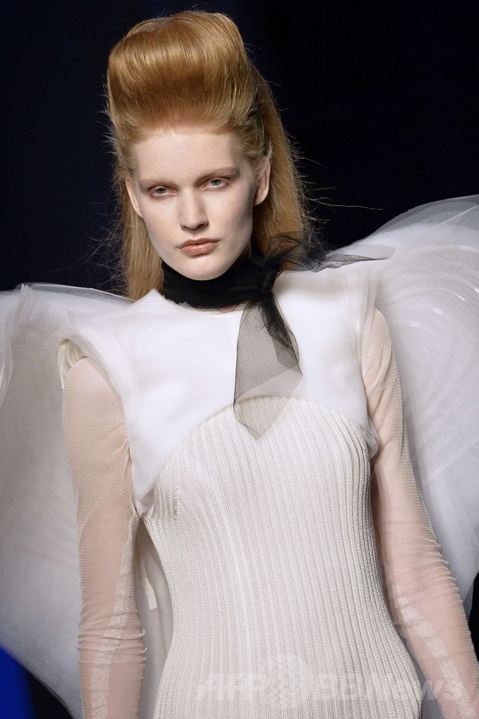 「ひげ面の女装歌手」も登場、J.P.ゴルチエ14/15年秋冬オートクチュール