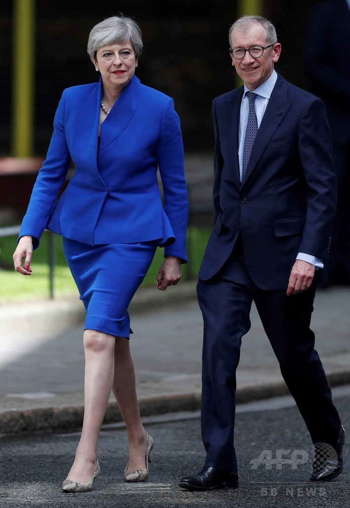 メイ英首相、新政権の樹立目指すと表明 地域政党の支持取り付け
