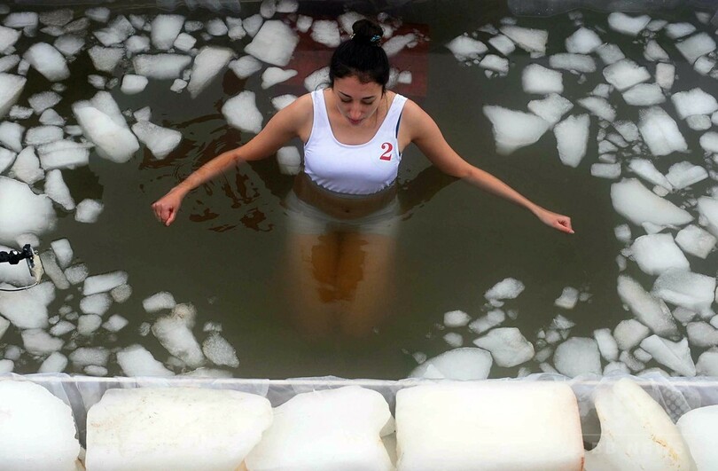 氷のプールで熱い戦い、中国・湖南省で耐寒コンテスト