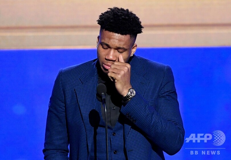 バックスのアデトクンポがMVP選出に涙、NBAシーズン表彰式