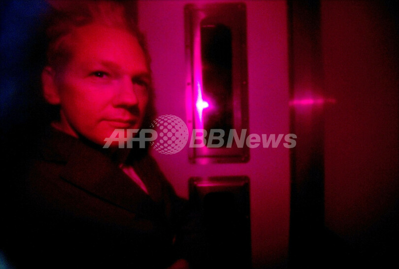 アサンジ容疑者、取引停止のビザ・マスターカード・ペイパルを非難