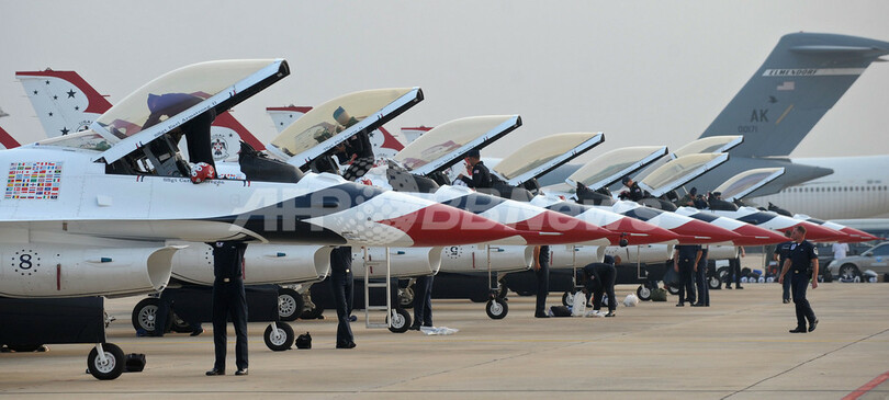 米空軍「サンダーバーズ」の華麗な技、タイ・バンコクの航空ショー