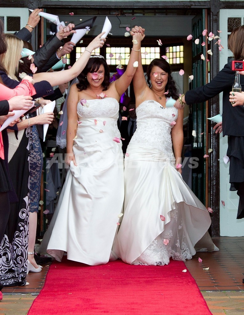 ニュージーランドで同性婚認める改正法が発効、結婚式ラッシュ