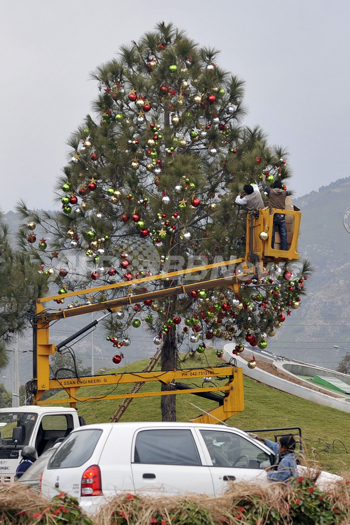 パキスタン首都にクリスマスツリー、少数派のキリスト教徒が飾りつけ