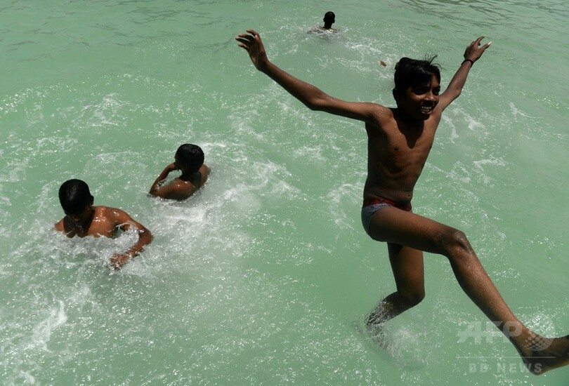 暑い日はプールに限る！ はしゃぐ子どもたち インド