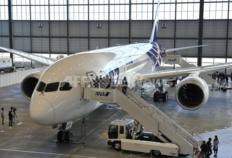 ANAの「ドリームライナー」1号機、羽田に到着