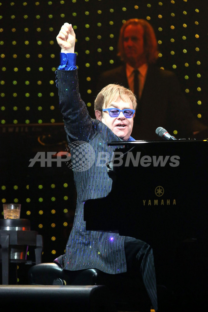 エルトン・ジョン「公演を艾未未氏に捧げる」、北京で表明