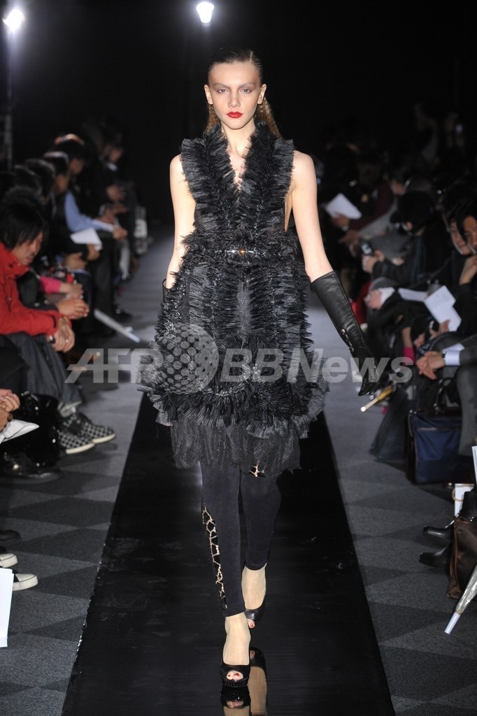 ＜10/11年秋冬東京・コレクション＞ドレスキャンプ、新作を発表