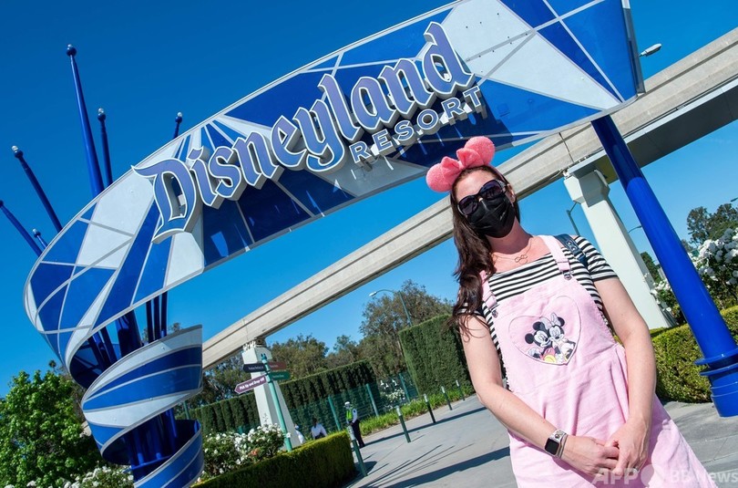米加州ディズニーランドが再開、ミッキーとのハグはなし