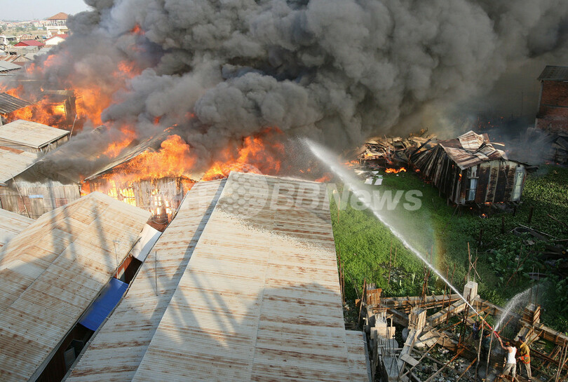 プノンペンで連日火災、スラム地区とホテル改装現場で