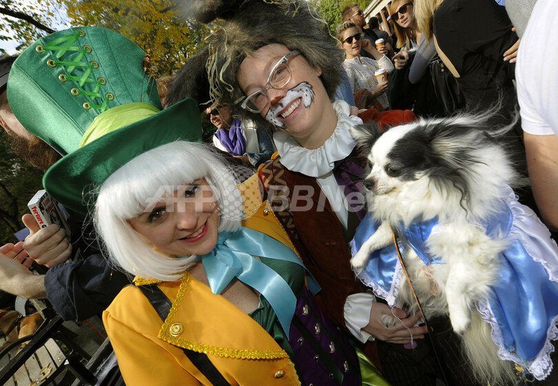 ハロウィーンはペットも大忙し･･･犬たちがパレード、米国