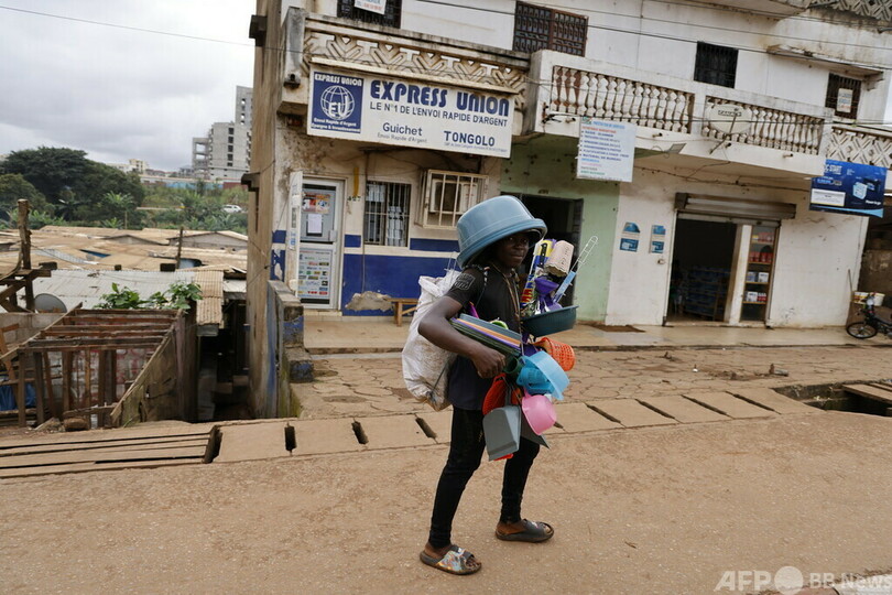 【今日の1枚】商品は頭の上に、カメルーンの行商人