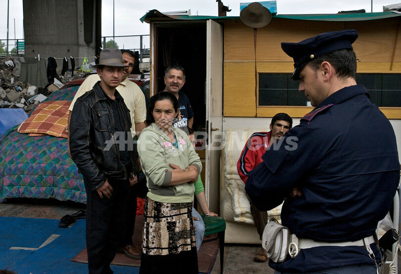 ナポリのロマ人集落で放火