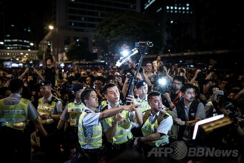 香港警察、座り込みデモを強制排除 511人逮捕