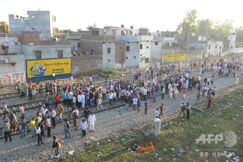 祭りの群衆に列車突入、約60人死亡 インド