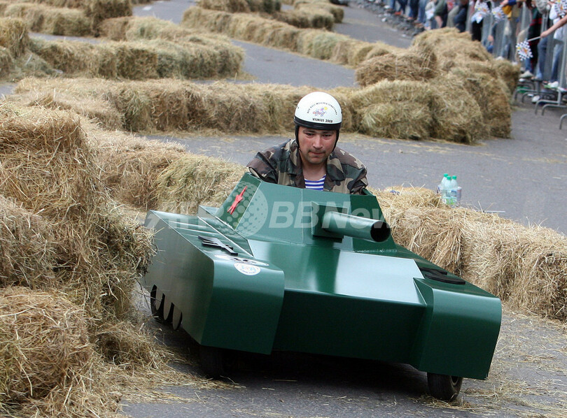大人も真剣勝負? 手作り珍車で坂道降りる「ソープ・ボックス・ダービー」