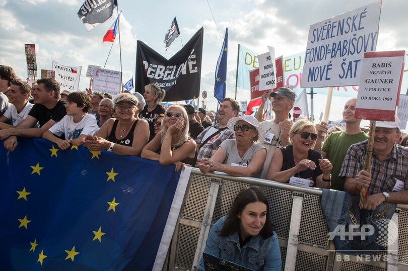 チェコ首相の退陣要求デモに25万人、共産政権崩壊後で最大規模