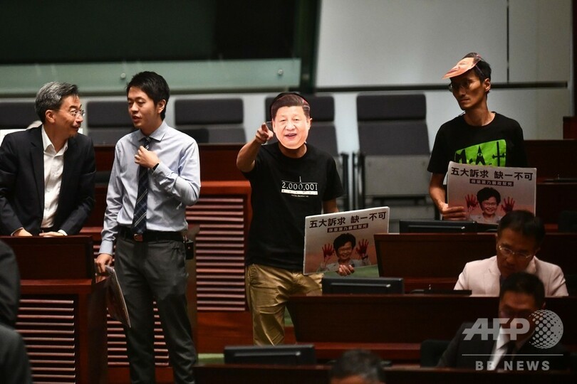 香港行政長官、施政方針演説を断念 民主派議員の妨害受け