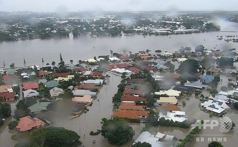 豪北東部の豪雨、ダム放流で「前例のない大洪水」 住宅街にワニ
