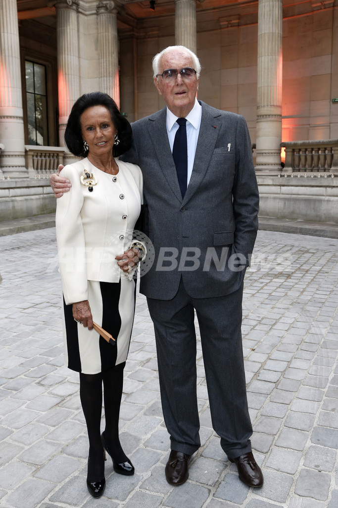 「アライア」展パリで開催、オープニングにユベール・ド・ジバンシィら豪華な顔ぶれ