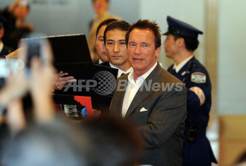 シュワルツェネッガー来日、ファンの出迎えに笑顔