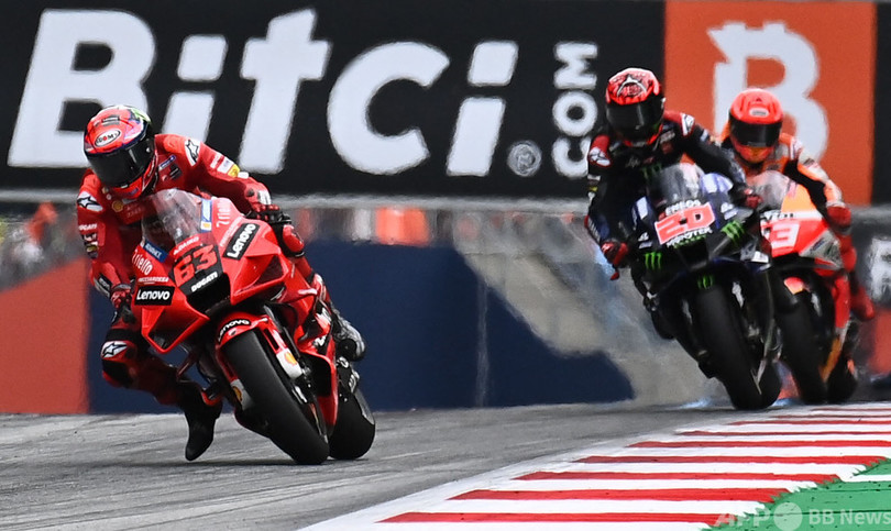 ビンダーがオーストリアGP制覇、雨でスリックの賭け奏功 MotoGP