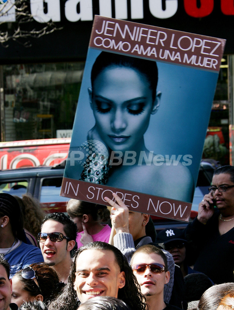 ジェニファー・ロペス ニューアルバムのサイン会に登場 - 米国