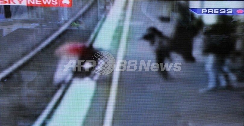 ベビーカーまた線路に、電車と衝突の赤ちゃんはかすり傷 メルボルン