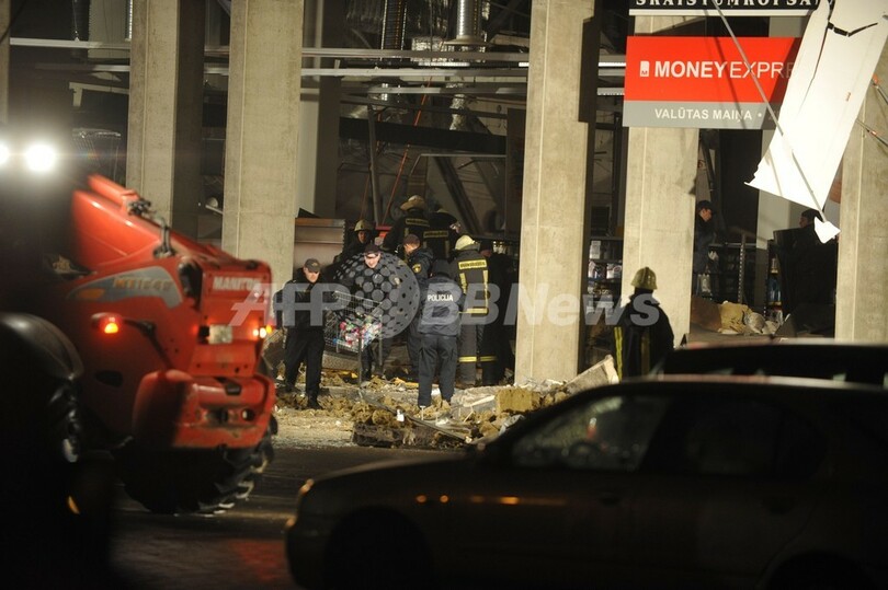 ラトビアでスーパーの屋根崩落、18人死亡 買い物客ら生き埋め