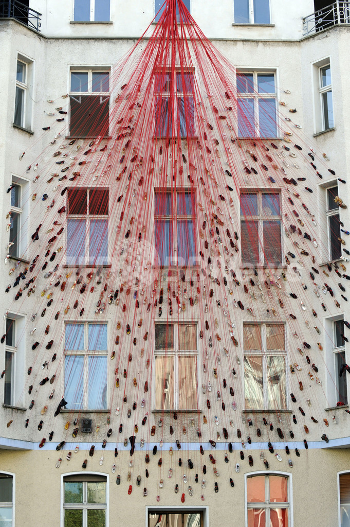 外壁に靴がいっぱい、ベルリン芸術展「イマジネーションの家」
