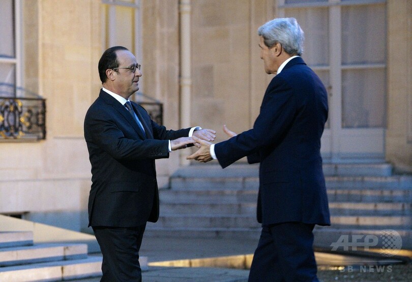 訪仏で米国務長官が学んだこと…「仏人はハグをしない」