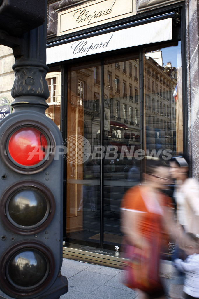 パリ高級宝飾店にスピード強盗、わずか2分で9億円相当を奪う