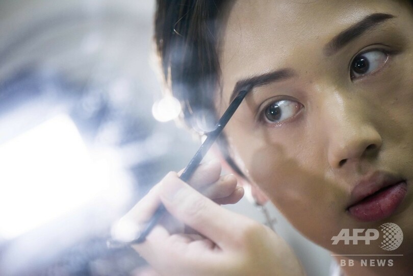 中国で男性化粧品ブーム、存在感高まる美男ブロガーたち