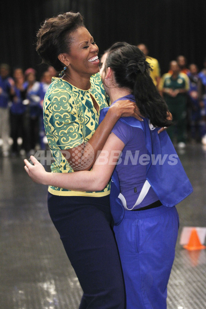 オバマ夫人が腕立て伏せやサッカー、エイズ予防イベントで 南ア