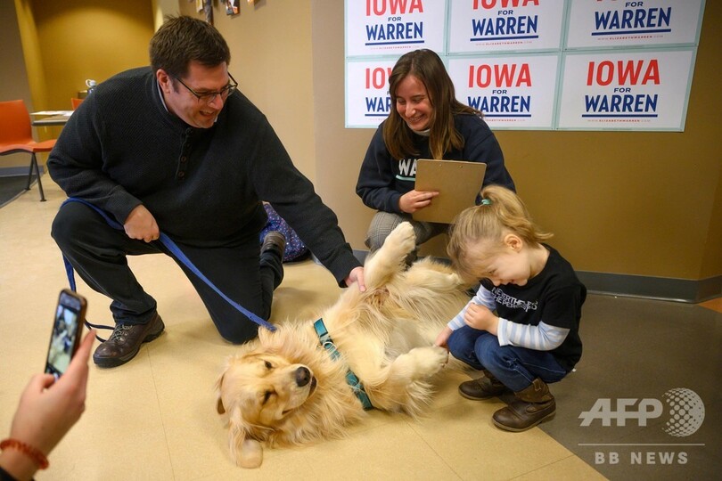 米大統領選指名争い、初戦アイオワ州でウォーレン氏に代わり愛犬が奮戦中