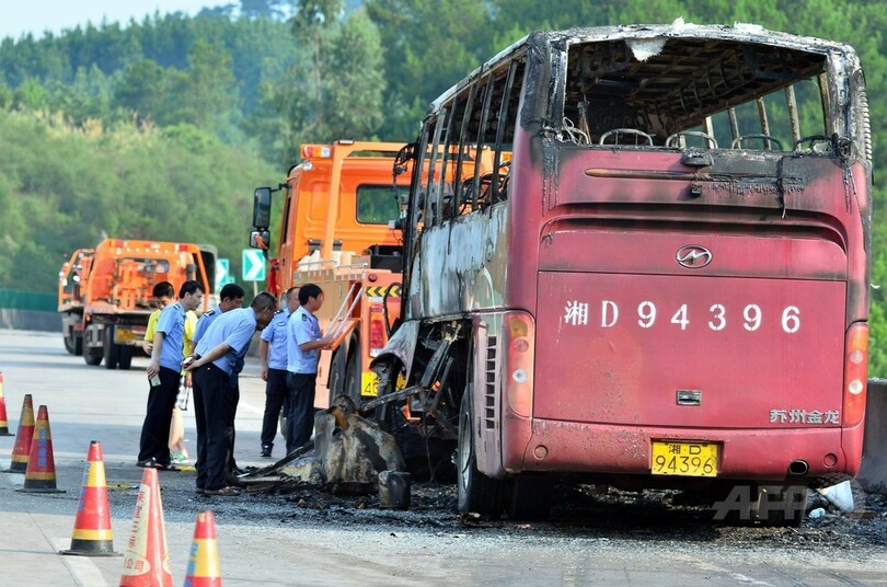 バスが防護柵に衝突し炎上、35人死亡 中国