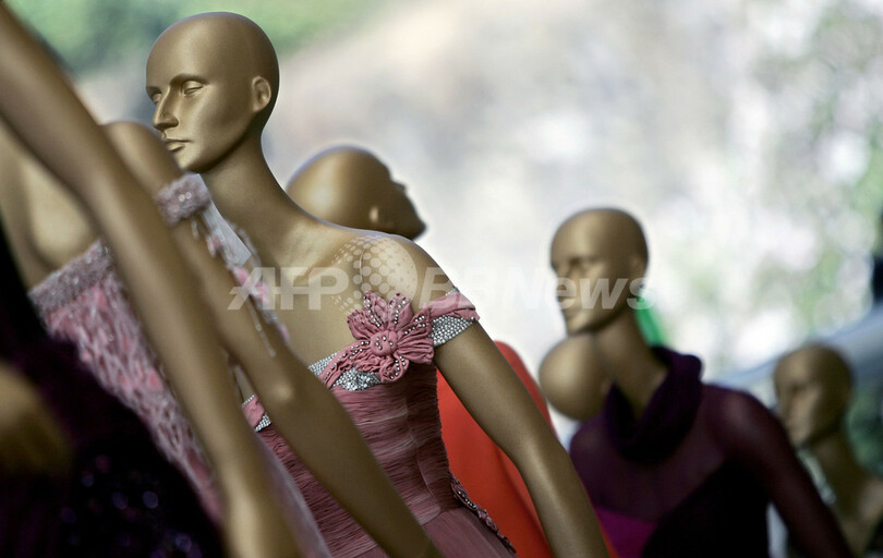 ヴァレンティノ回顧展開幕、会場にヴァレンティノ・ガラヴァーニ登場