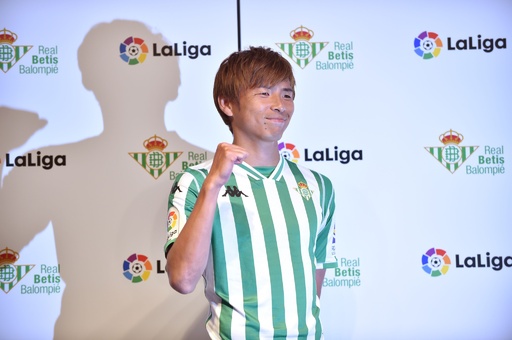 乾貴士、都内でベティス入団会見 背番号は14 写真4枚 国際ニュース