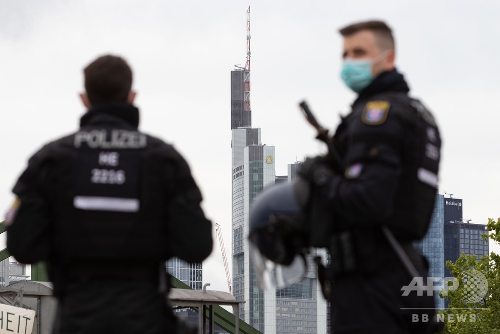 ドイツの屋外「コロナパーティー」で乱闘騒ぎ、39人拘束 ドイツの屋外「コロナパーティー」で乱闘騒ぎ、39人拘束