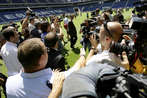 エスパニョール 中村俊輔の入団会見 写真15枚 国際ニュース：AFPBB News