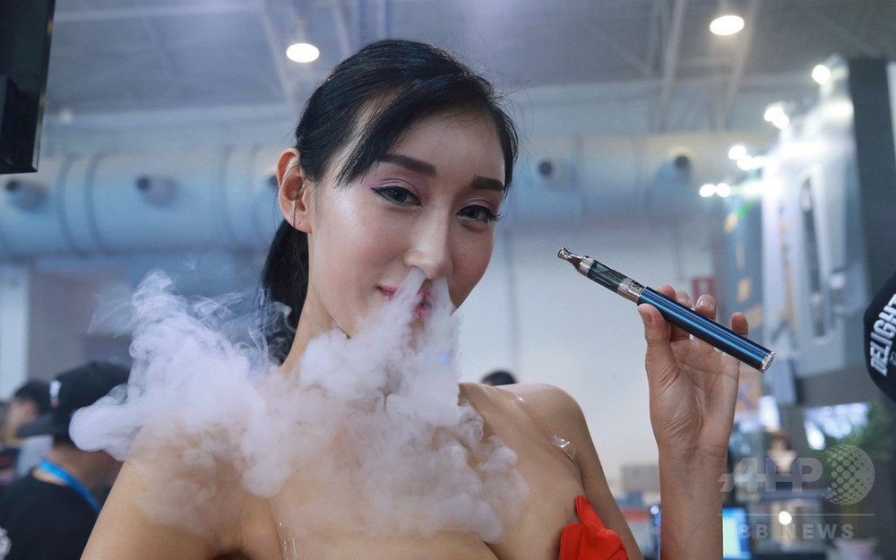 美女も豪快に鼻から ふーっ 中国 電子たばこ展示会 写真4枚 国際ニュース Afpbb News