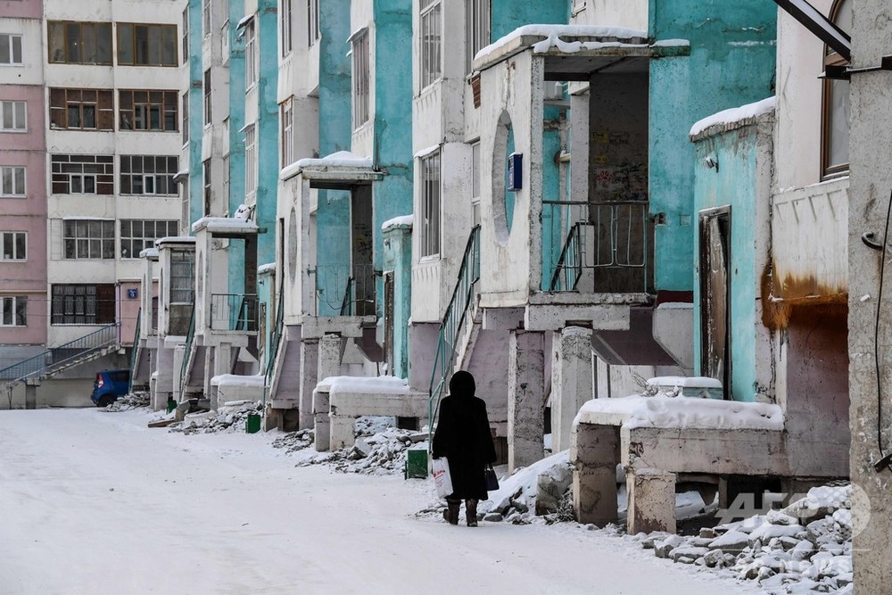 温暖化で解ける永久凍土 傾く建物 有害物質放出の恐れも シベリア 写真21枚 国際ニュース Afpbb News