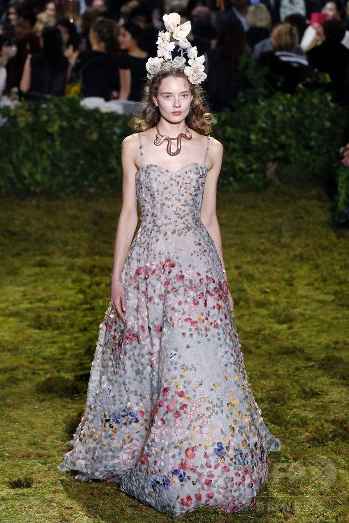 キウリによる初の「ディオール」オートクチュール、ファッション界から称賛