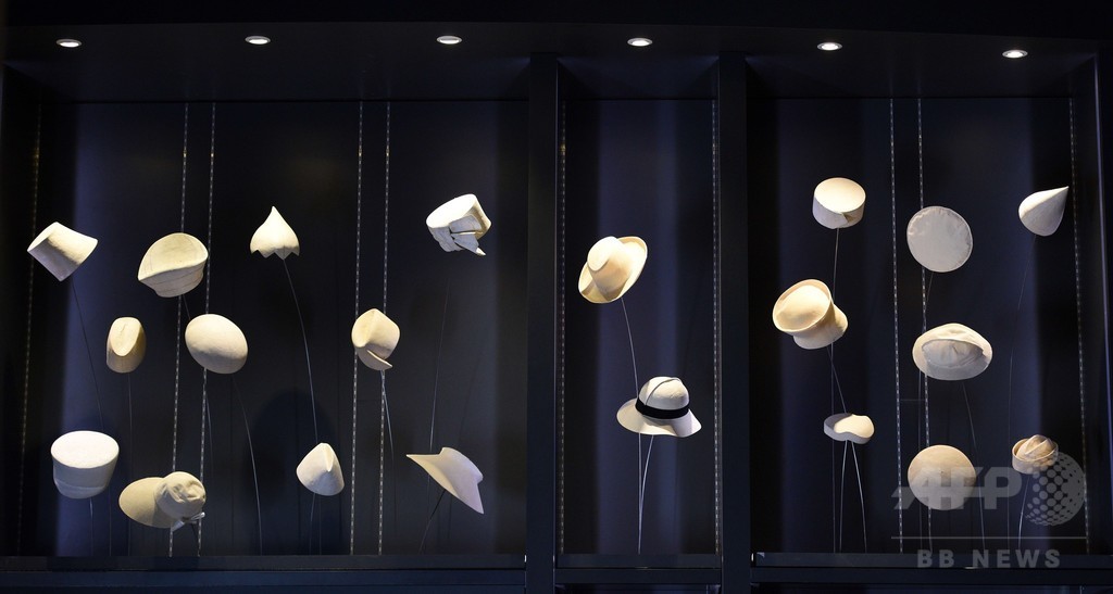 イヴ・サンローラン回顧展、英バウズ博物館で開催