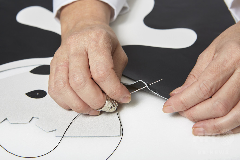 「ロエベ」アニマルシリーズから“パンダミニバッグ”登場